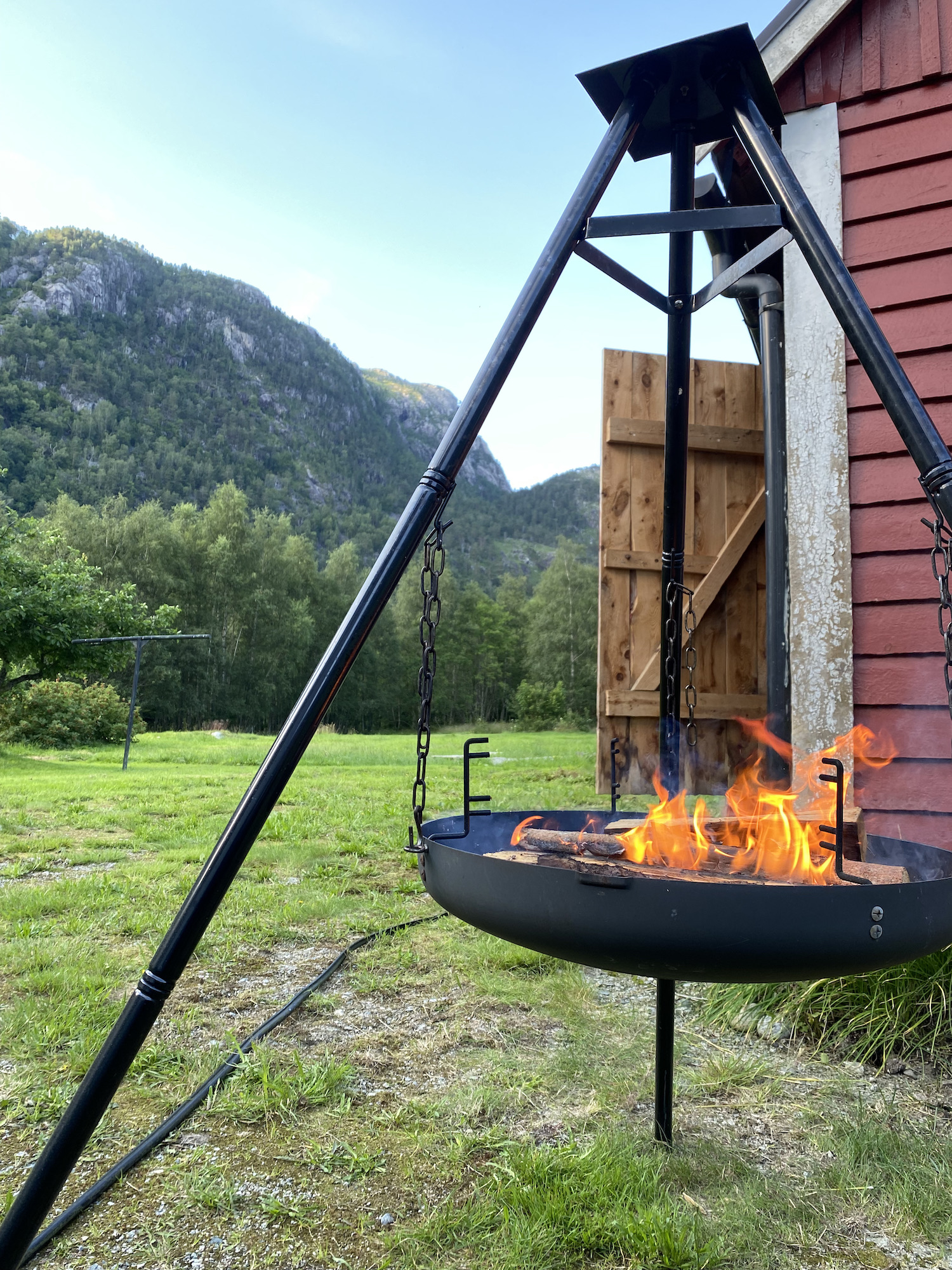 Bålpanne med fjell i bakgrunn